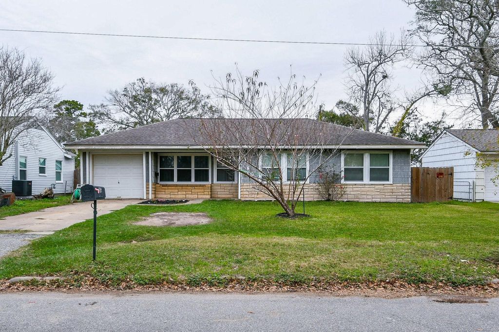 1109 E Miller Street, Angleton, TX 77515