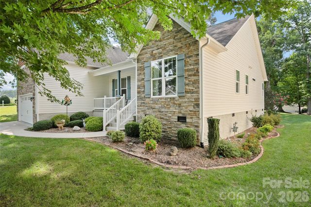 64 Eagle Pointe Way, Flat Rock, NC 28731