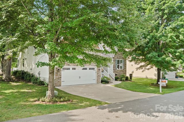 64 Eagle Pointe Way, Flat Rock, NC 28731