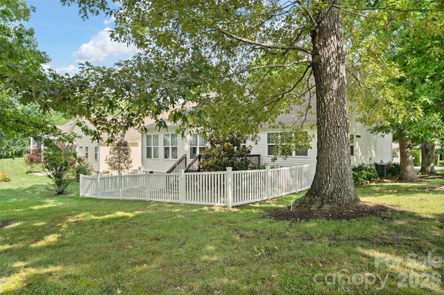64 Eagle Pointe Way, Flat Rock, NC 28731