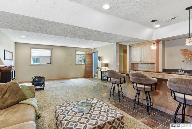 6510 N 102nd Avenue, Omaha, NE 68122