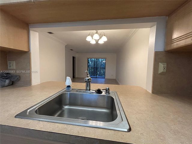 10613 NW 11th St 205, Pembroke Pines, FL 33026