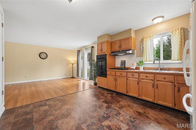 7400 Town And Country Place, Hazelwood, MO 63042