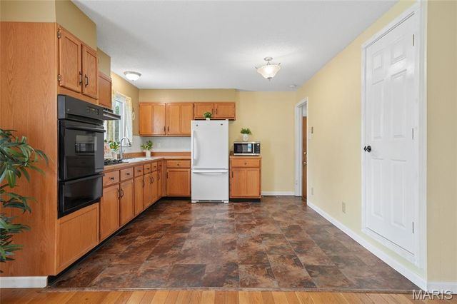 7400 Town And Country Place, Hazelwood, MO 63042