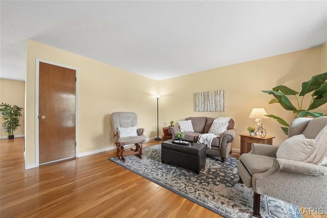 7400 Town And Country Place, Hazelwood, MO 63042