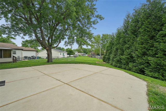 7400 Town And Country Place, Hazelwood, MO 63042
