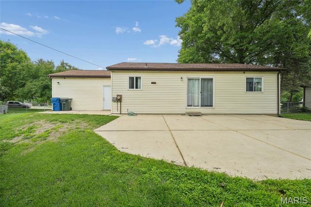 7400 Town And Country Place, Hazelwood, MO 63042