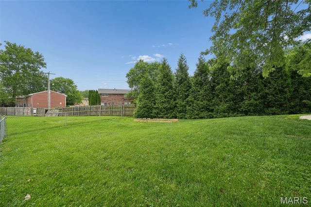7400 Town And Country Place, Hazelwood, MO 63042