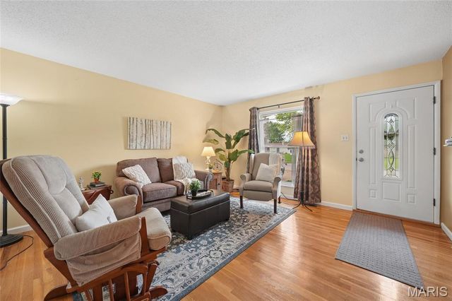 7400 Town And Country Place, Hazelwood, MO 63042