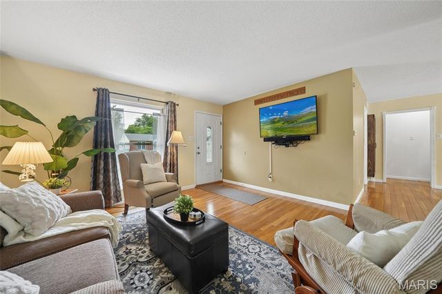 7400 Town And Country Place, Hazelwood, MO 63042