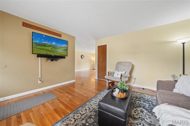 7400 Town And Country Place, Hazelwood, MO 63042