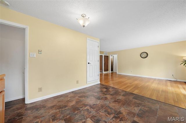 7400 Town And Country Place, Hazelwood, MO 63042