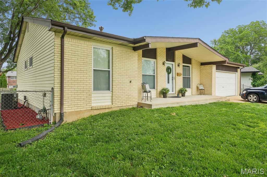 7400 Town And Country Place, Hazelwood, MO 63042
