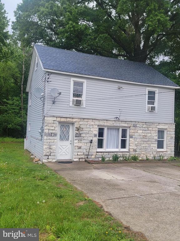 27 E LINE ST, Carneys Point, NJ 08069