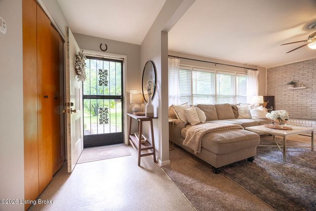 909 Cannons Ln, Louisville, KY 40207