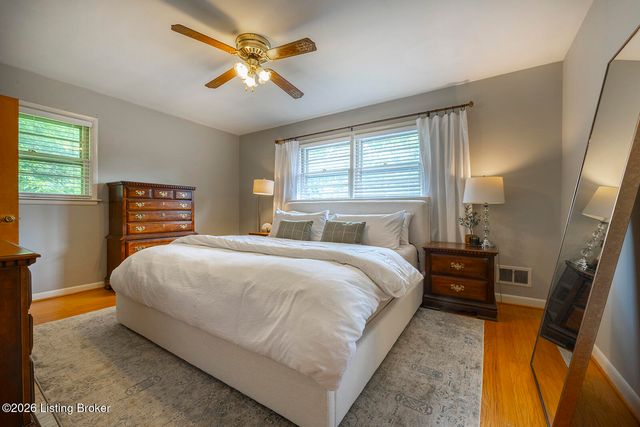 909 Cannons Ln, Louisville, KY 40207