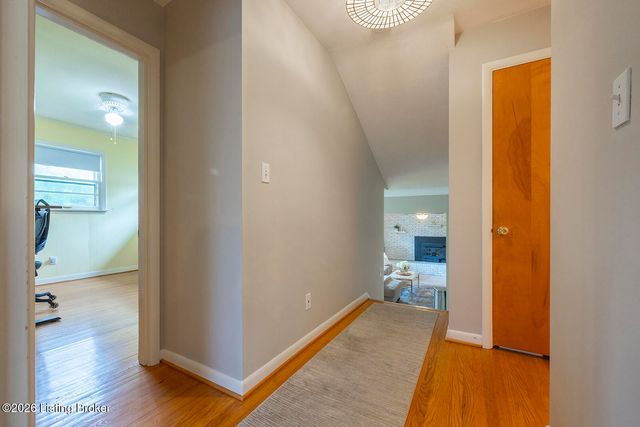 909 Cannons Ln, Louisville, KY 40207