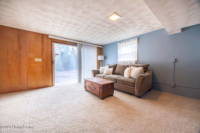 909 Cannons Ln, Louisville, KY 40207