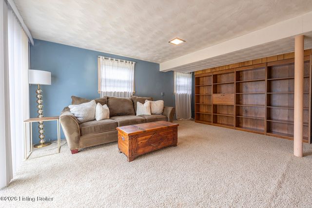 909 Cannons Ln, Louisville, KY 40207