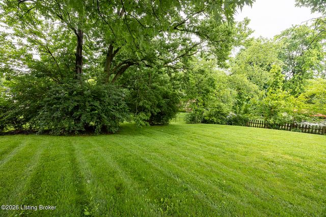 909 Cannons Ln, Louisville, KY 40207