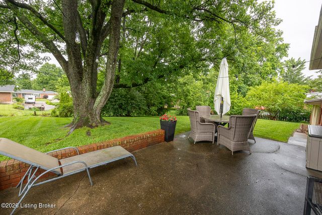 909 Cannons Ln, Louisville, KY 40207