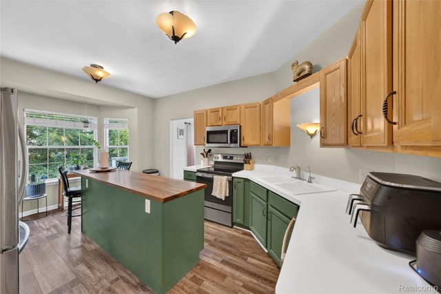 16130 Aspen Hollow Drive, Fenton Charter Township, MI 48430