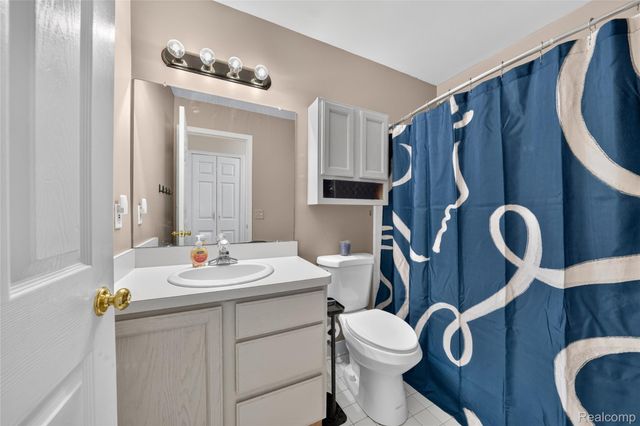 16130 Aspen Hollow Drive, Fenton Charter Township, MI 48430