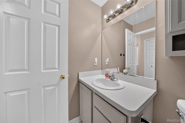 16130 Aspen Hollow Drive, Fenton Charter Township, MI 48430