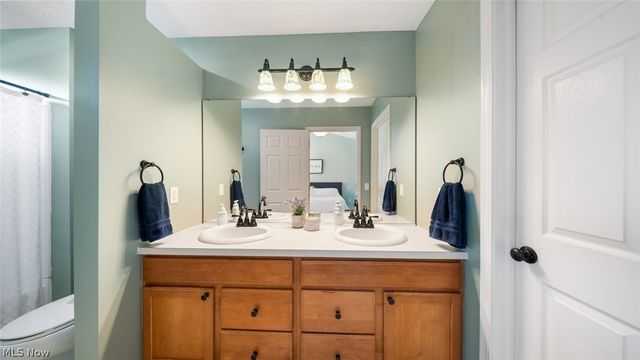 9660 Sunray Dr Drive, Olmsted Twp, OH 44138