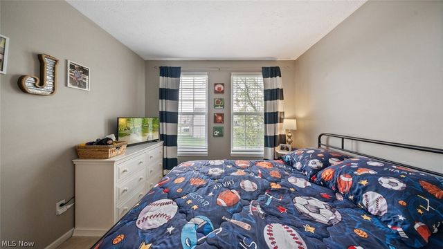 9660 Sunray Dr Drive, Olmsted Twp, OH 44138
