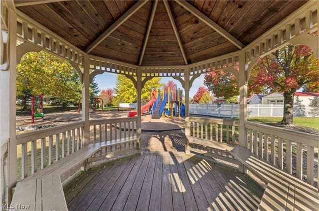 9660 Sunray Dr Drive, Olmsted Twp, OH 44138