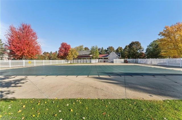 9660 Sunray Dr Drive, Olmsted Twp, OH 44138