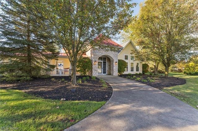 9660 Sunray Dr Drive, Olmsted Twp, OH 44138