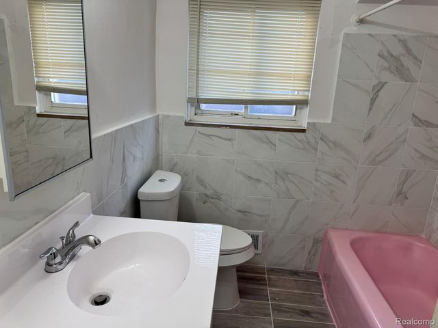 7140 Iowa Street, Hamtramck, MI 48212