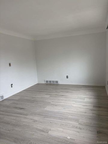 7140 Iowa Street, Hamtramck, MI 48212