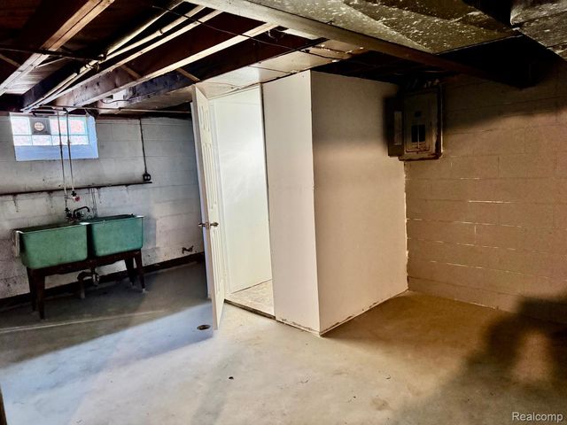 7140 Iowa Street, Hamtramck, MI 48212