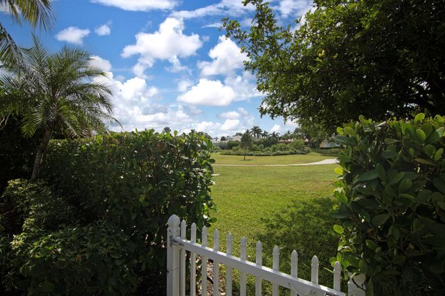 2771 Twin Oaks Way, Wellington, FL 33414