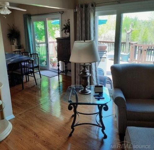 10690 Oxbow Heights Drive, White Lake, MI 48386