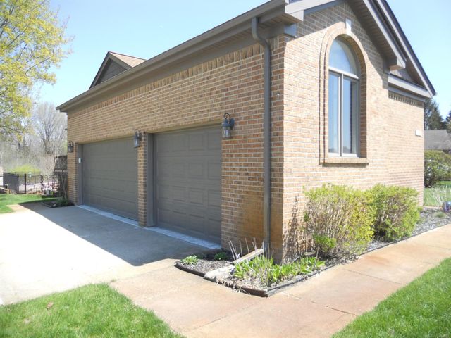 10690 Oxbow Heights Drive, White Lake, MI 48386