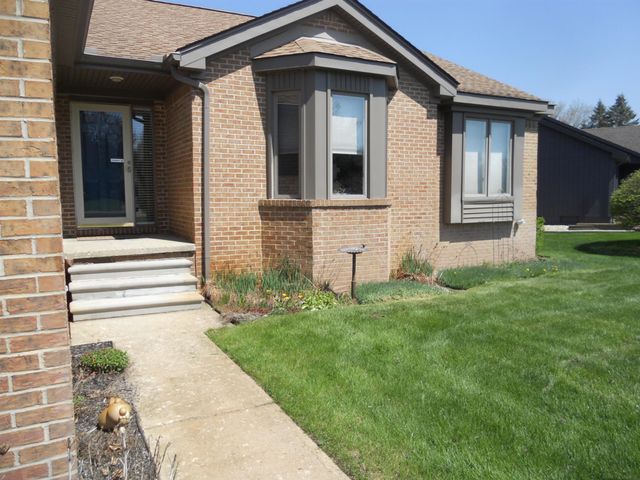 10690 Oxbow Heights Drive, White Lake, MI 48386