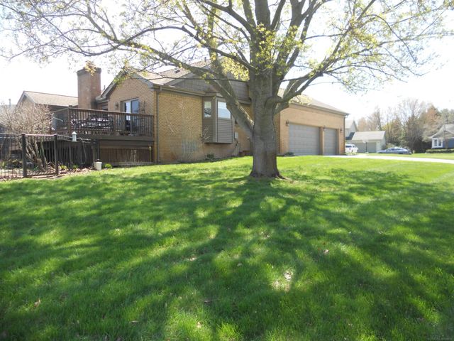 10690 Oxbow Heights Drive, White Lake, MI 48386