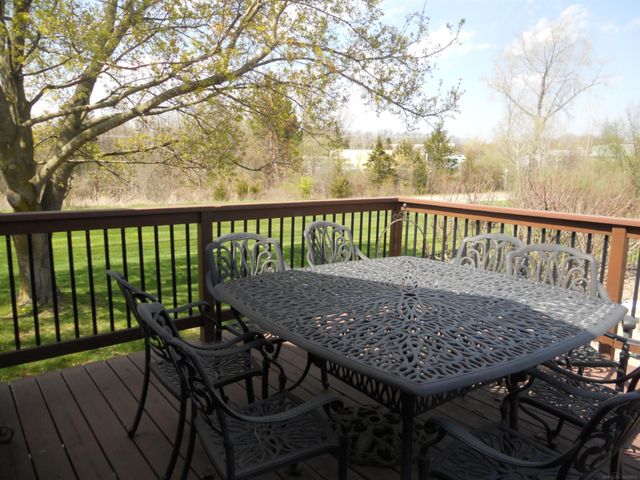 10690 Oxbow Heights Drive, White Lake, MI 48386