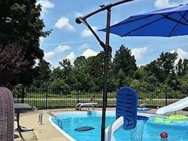 10690 Oxbow Heights Drive, White Lake, MI 48386