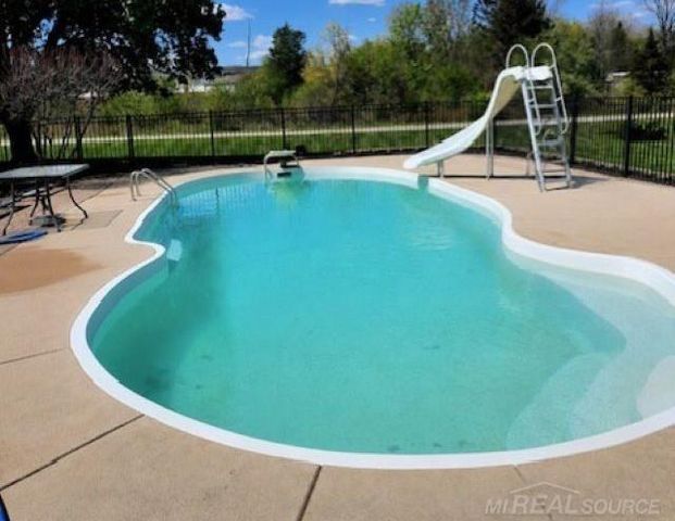 10690 Oxbow Heights Drive, White Lake, MI 48386