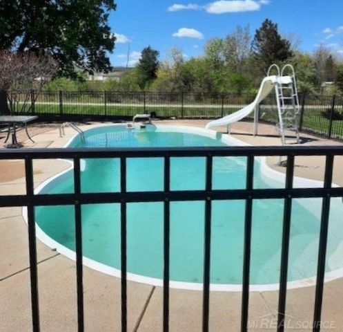 10690 Oxbow Heights Drive, White Lake, MI 48386
