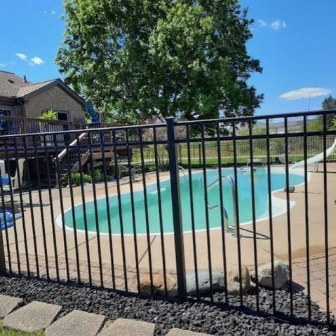 10690 Oxbow Heights Drive, White Lake, MI 48386