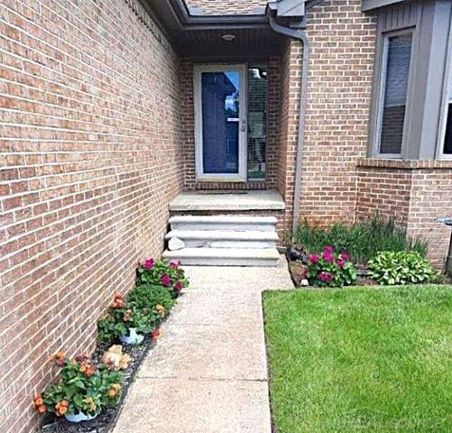 10690 Oxbow Heights Drive, White Lake, MI 48386