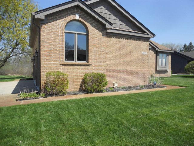 10690 Oxbow Heights Drive, White Lake, MI 48386