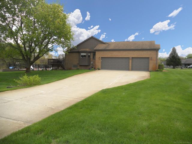 10690 Oxbow Heights Drive, White Lake, MI 48386