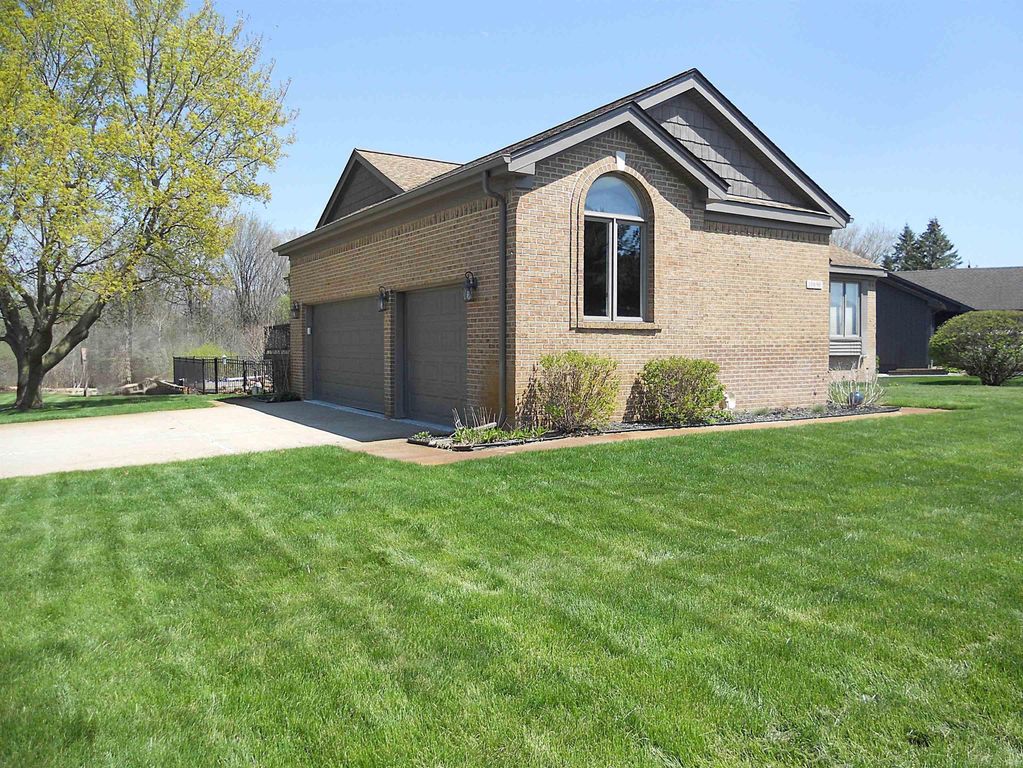 10690 Oxbow Heights Drive, White Lake, MI 48386